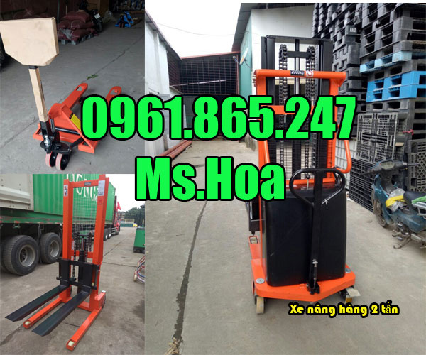 Xe nâng hàng trong xưởng